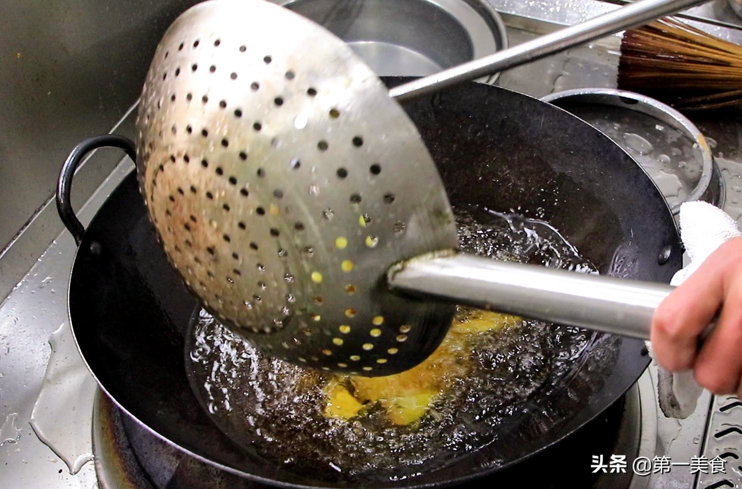 茄子土豆青椒地三鲜的家常做法（在家做下饭必备的地三鲜）