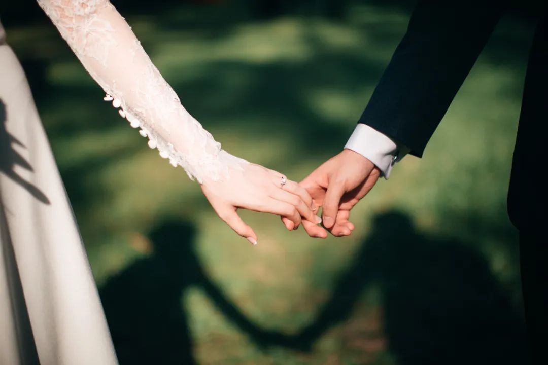 在你的婚礼挣钱的人：有人一个月赚五六万美元，有人贴钱又挨骂