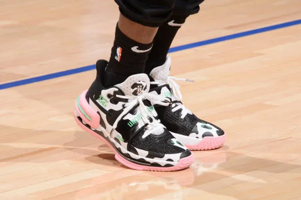 nba穿李宁鞋的球员有哪些（NBA球员上脚：詹姆斯2双签名鞋，巴特勒穿李宁驭帅14？）