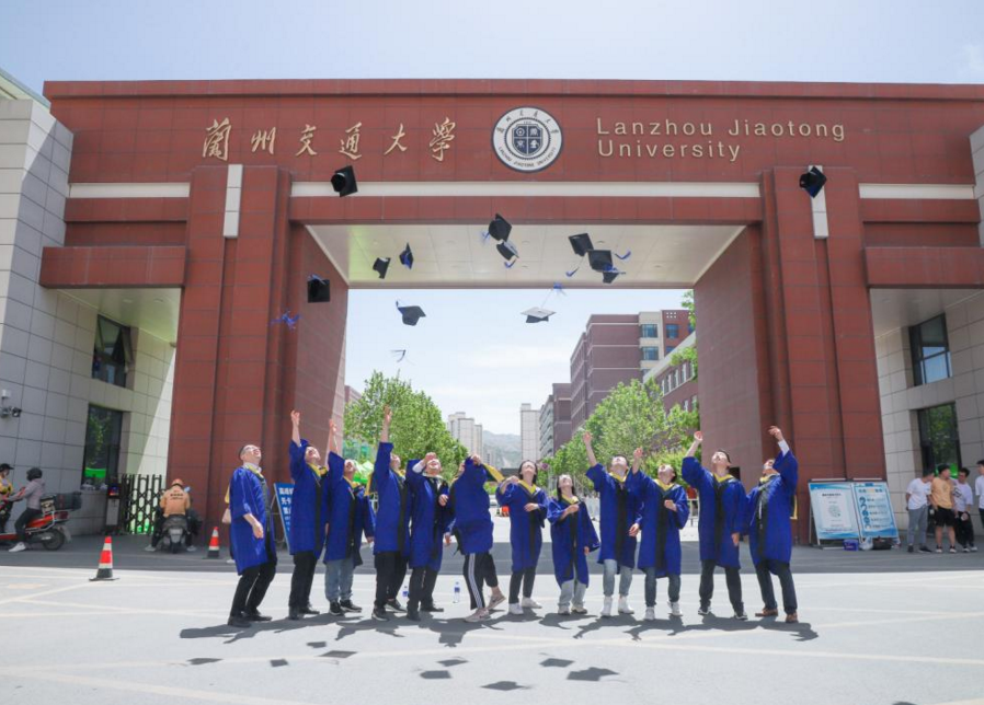 最重要的是,这所兰州交通大学已经荣升成为一本院校,而且分数线也没有