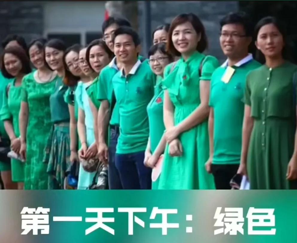 高考家长四大穿，旗袍只是基础款，红裙加高香，这也太夸张