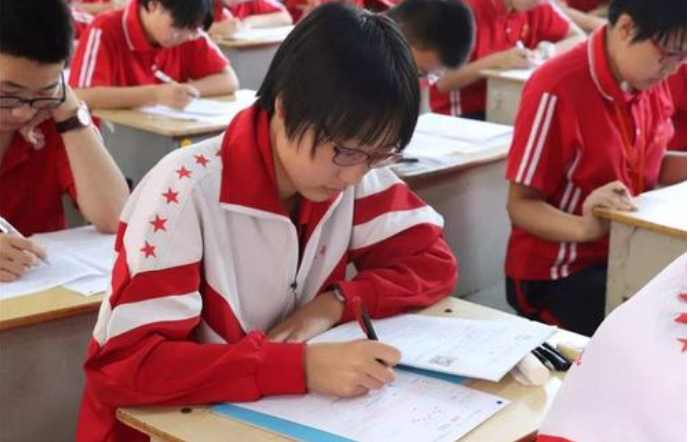 高考满分作文《酒》，全篇一个酒字没写，却有了让人沉醉的感觉