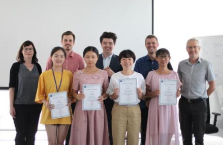 往年要600分才能上的高校，现在降了200分，却还是招不满人