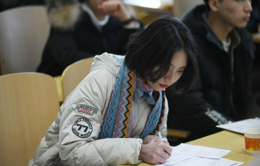 大学生吐槽室友没吃过“海底捞”，称其没见过世面，反遭网友怒怼