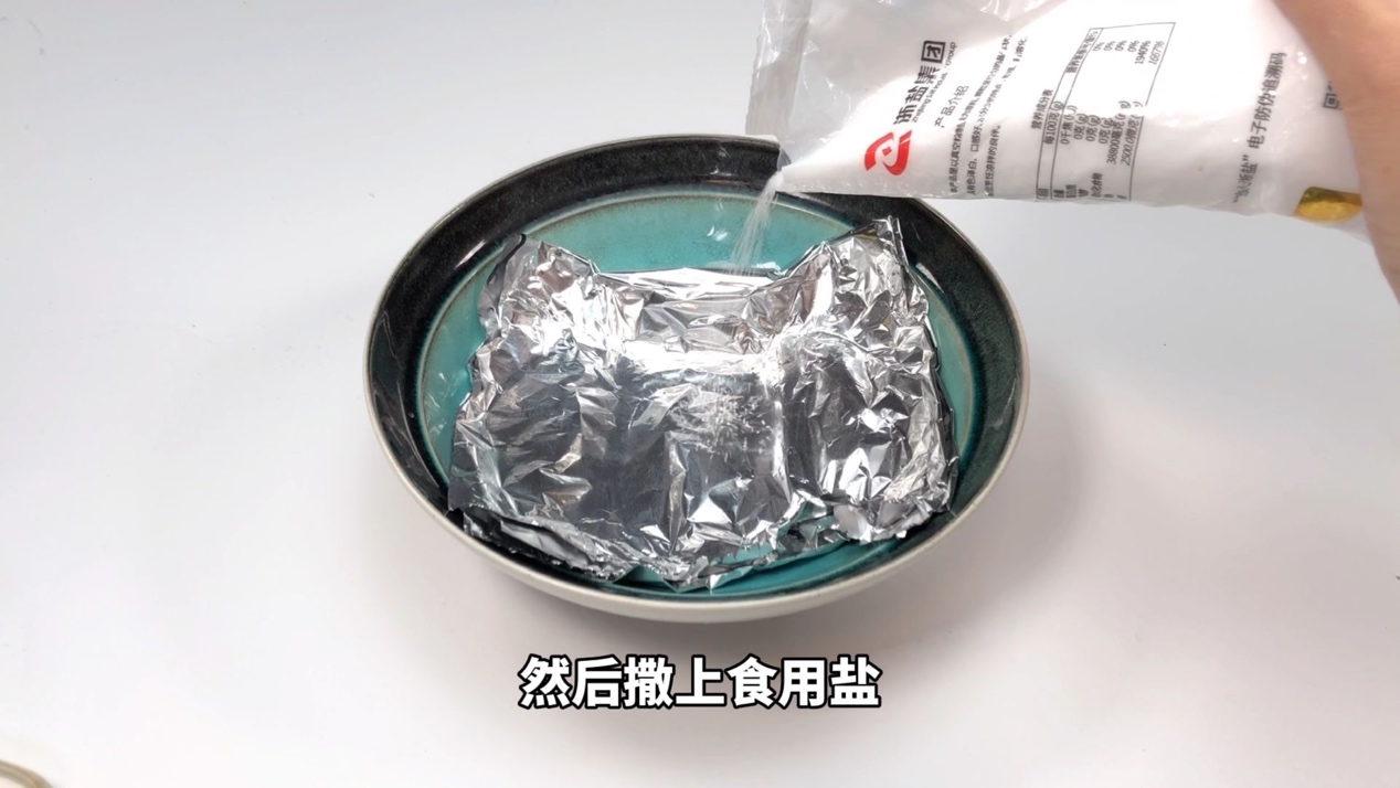 银首饰发黑别再用牙膏洗了，一个简单方法，用它泡一泡明亮如新