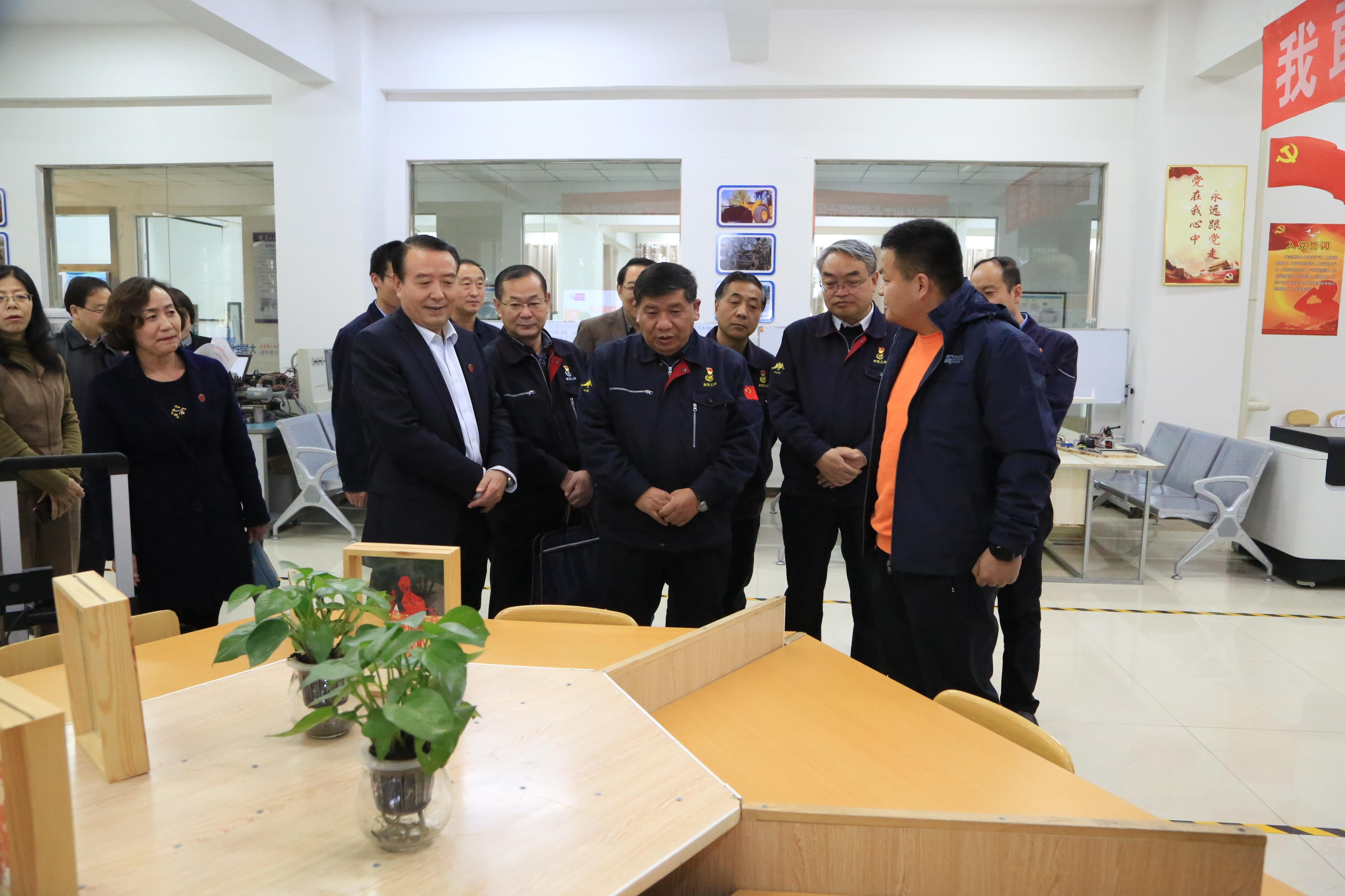 兰州工业学院与航空工业兰州万里机电有限责任公司举行座谈会