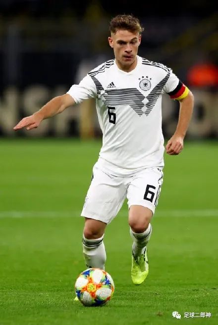 他为了德国队的队长袖标转会拜仁(出身低级别联赛，他被钦点接班拉姆，未来将是拜仁和德国双料队长)