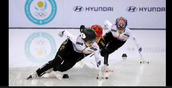 中国队世界杯血染赛场（真脏！韩国短道速滑队员又下黑手，中国选手直接摔出赛道）