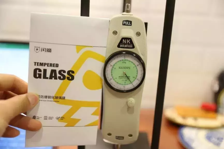 变着方法弄碎我的iPhone手机膜-17款钢化玻璃膜大横评