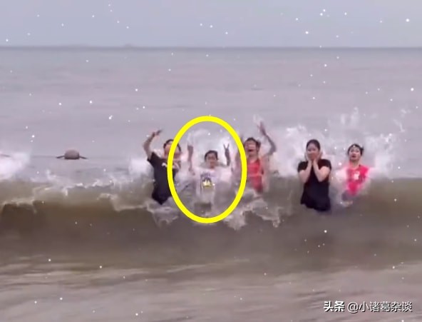 全红婵水中冲浪！比剪刀手摆pose，却被浪头打翻，疯狂摇头似跳水