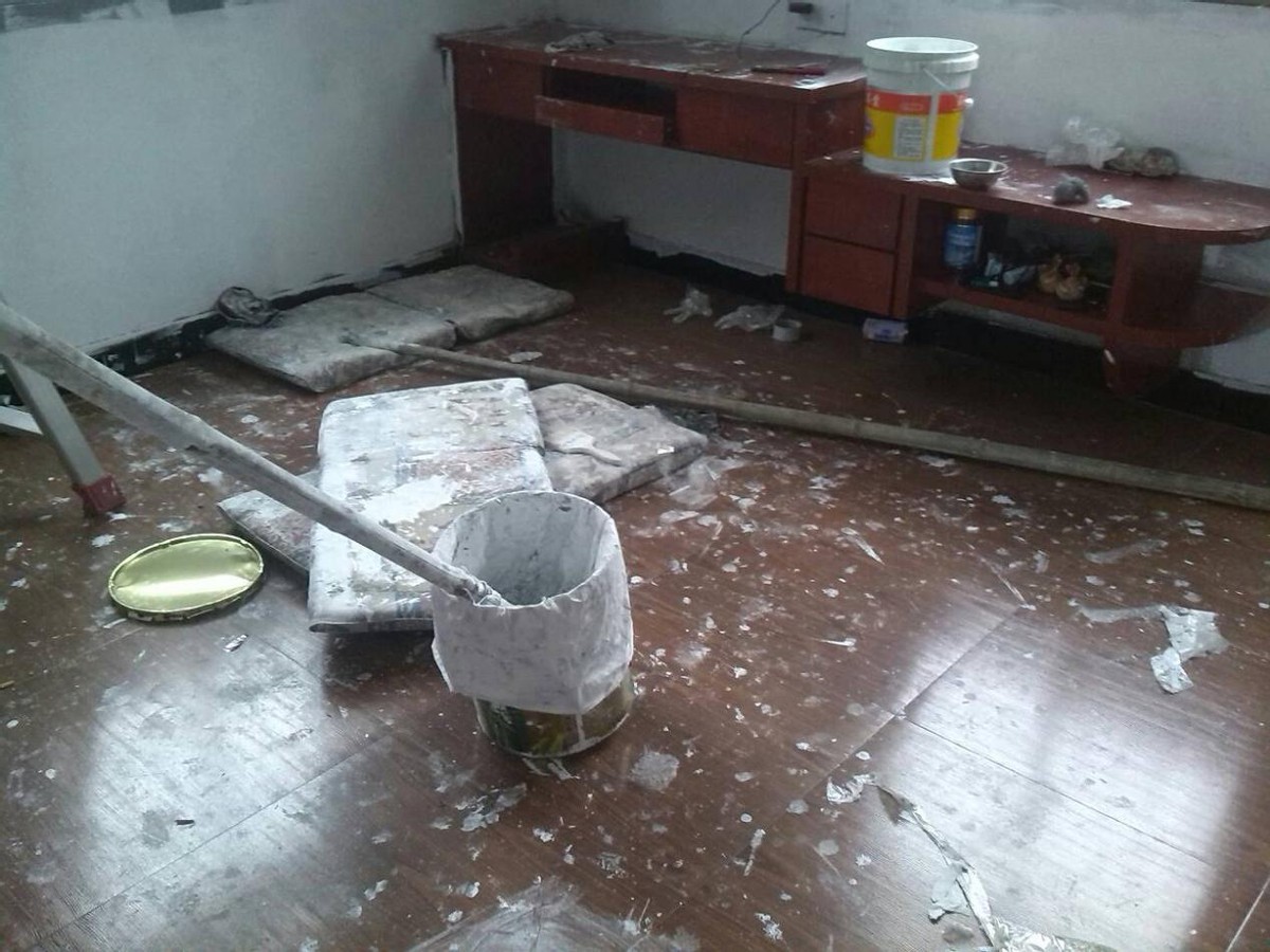 先刷墙还是先铺地板？顺序弄反难清洁，花费更多，别大意