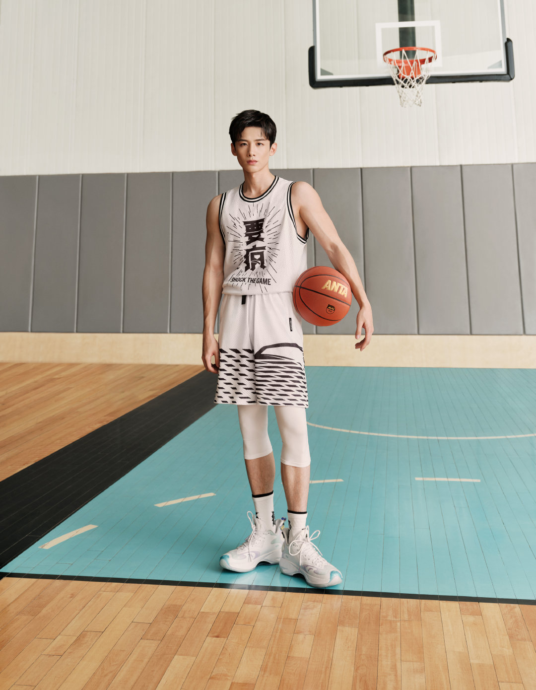 白敬亭代言安踏!曾穿李宁篮球鞋,人气超高,但他懂篮球么?