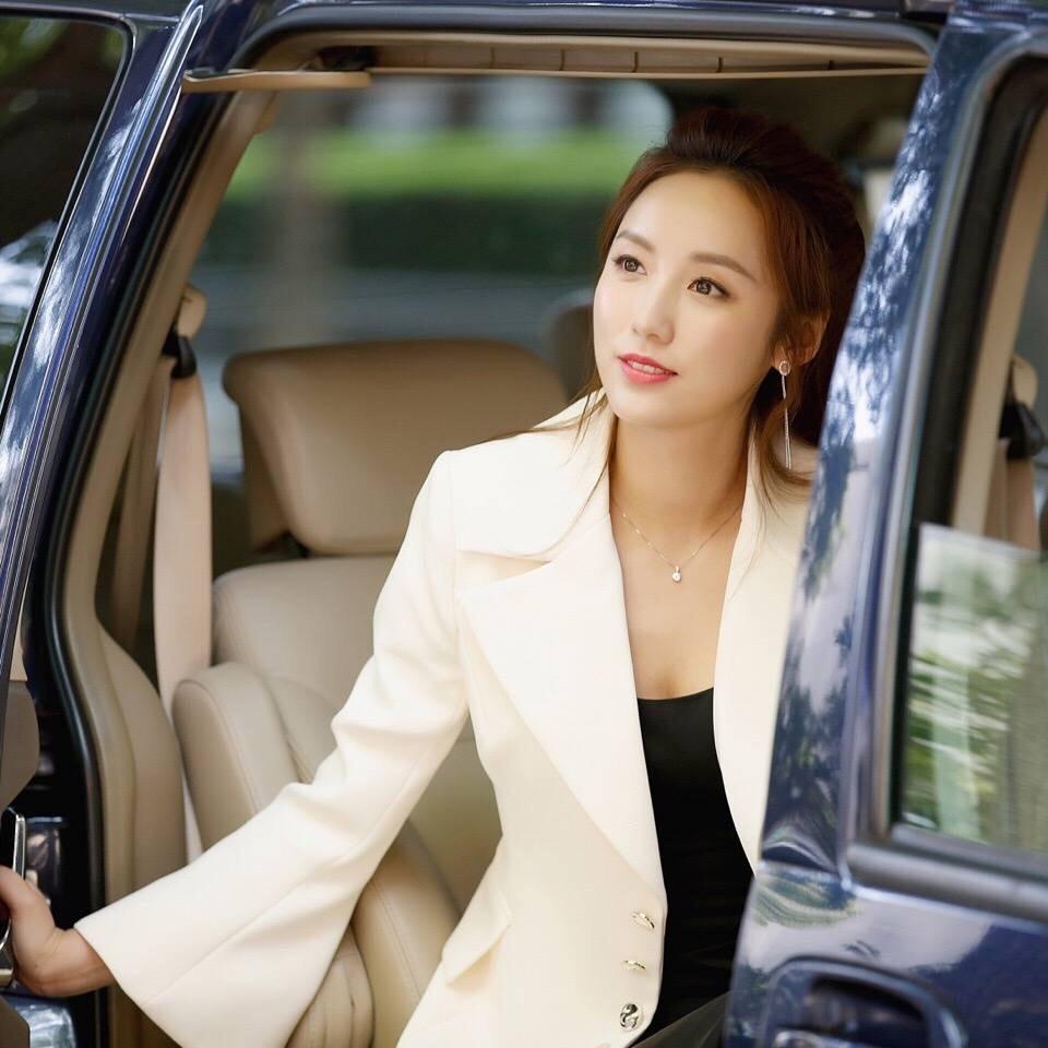 吕一也许是对吕一一眼定情,也许是出于礼貌,钱泳辰要了每一个人的联系