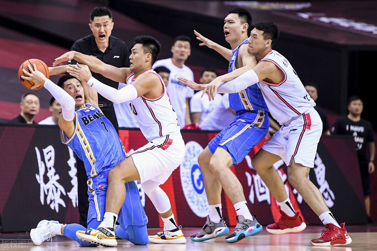 为什么cba经常紧逼防守(CBA：广东式防守形似章鱼，贴身黏住 乱扒拉成防守特点)