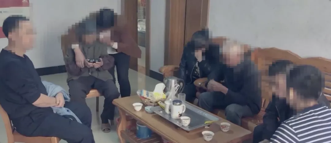 “这里的人刑期比命还长，看押他们，我就像坐在火山口”