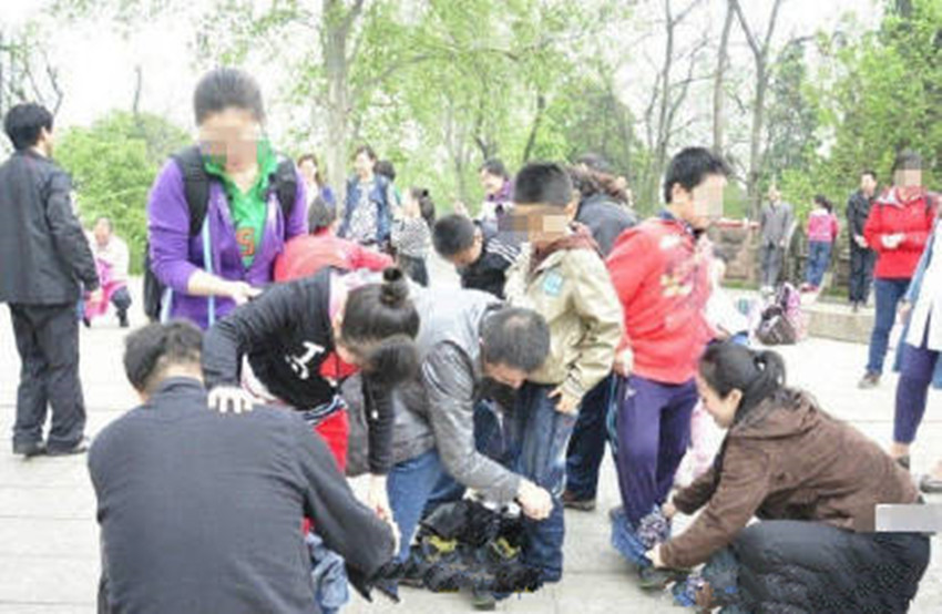 小学生穿“上万元”衣服去学校，回家哭诉：“大家都不愿跟我玩”