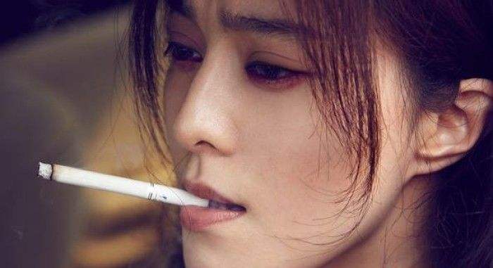 女星的抽烟照，邱淑贞倪妮太撩，网友：赵丽颖在吃棒棒糖