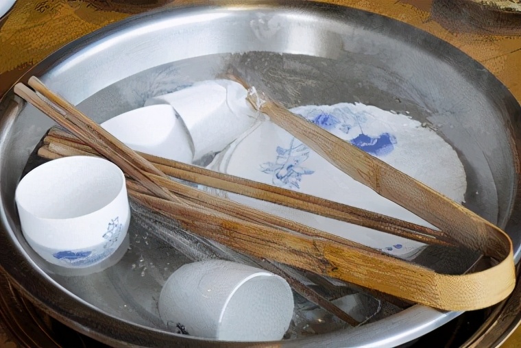 在广东吃饭“烫碗筷”，真的能杀灭细菌吗？正确的做法是什么？