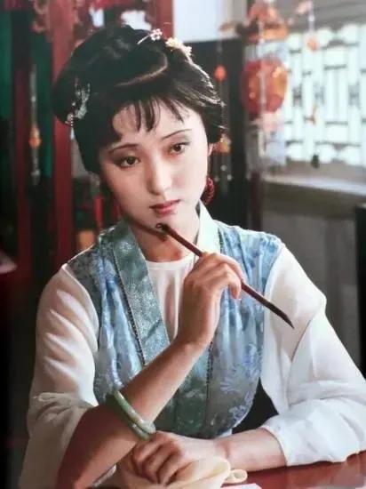 “林黛玉”陈晓旭离世13年，当初她为何与毕彦君离婚转身嫁给郝彤