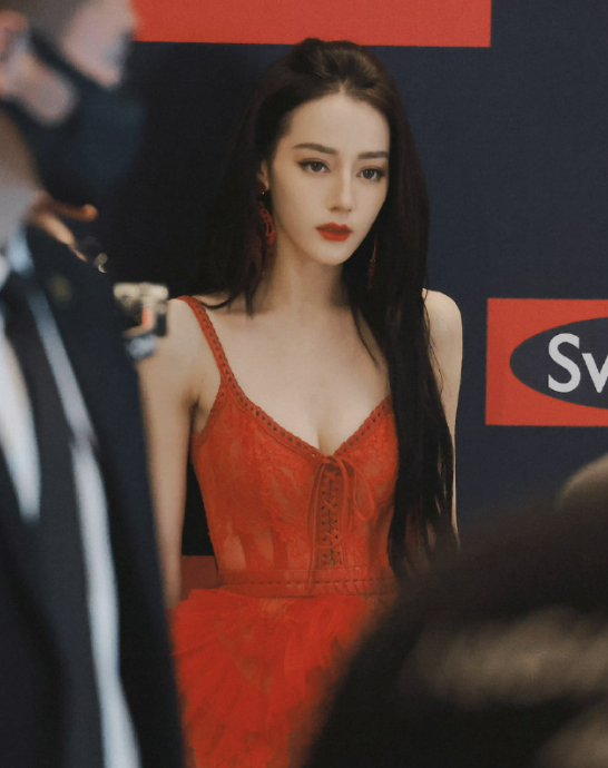 热巴穿镂空吊带裙参加活动!侧面开叉缝住一截,巴掌全程挡在领口