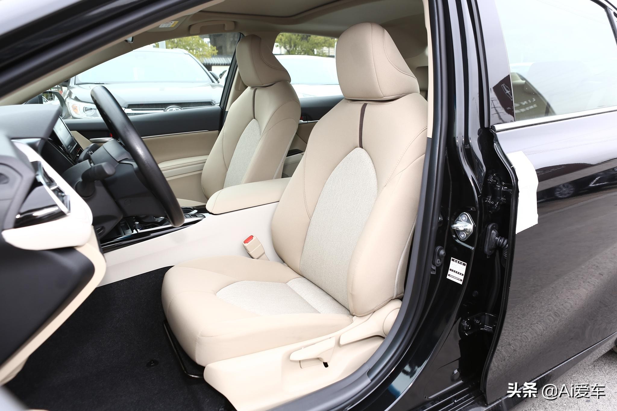 2.0L+178马力，合资热销中型家轿，实惠省心油耗5.5L,丰田凯美瑞
