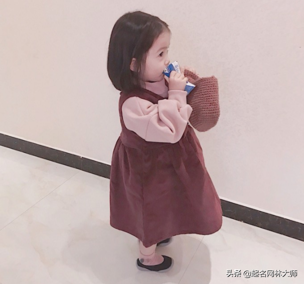 又短又顺口的英文名女（优雅大方的女孩英文名）
