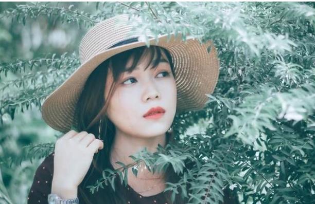 得意忘形，女孩发朋友圈炫耀新车后，弟弟：姐，妈说你的就是我的