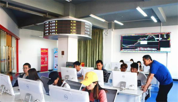 银行待遇最高七险一金，端着铁饭碗数钱，“不对口”专业也有机会