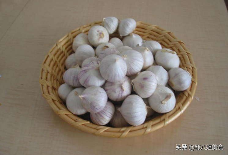 大蒜别随便放，教你5个保存妙招，不干瘪不发芽，能放一个冬天