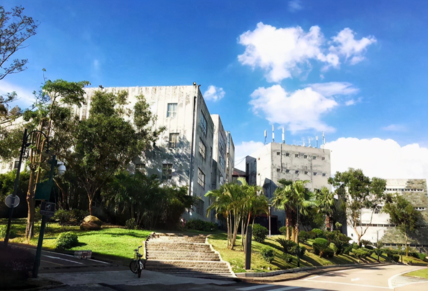 高考分刚过本科线，报“专科”还是“三本”？老师的建议很实在