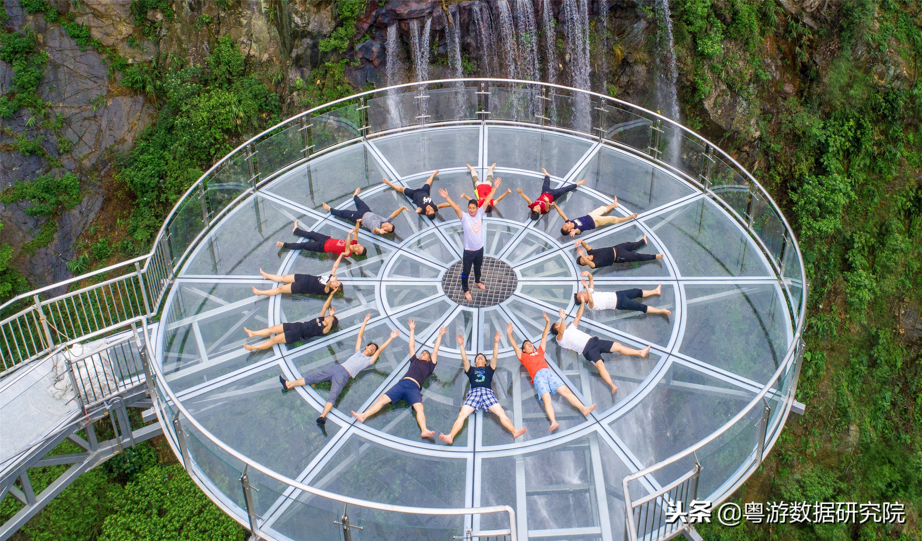 "悬浮"半空中没人不发抖,广东9大玻璃桥景点,敢挑战吗?