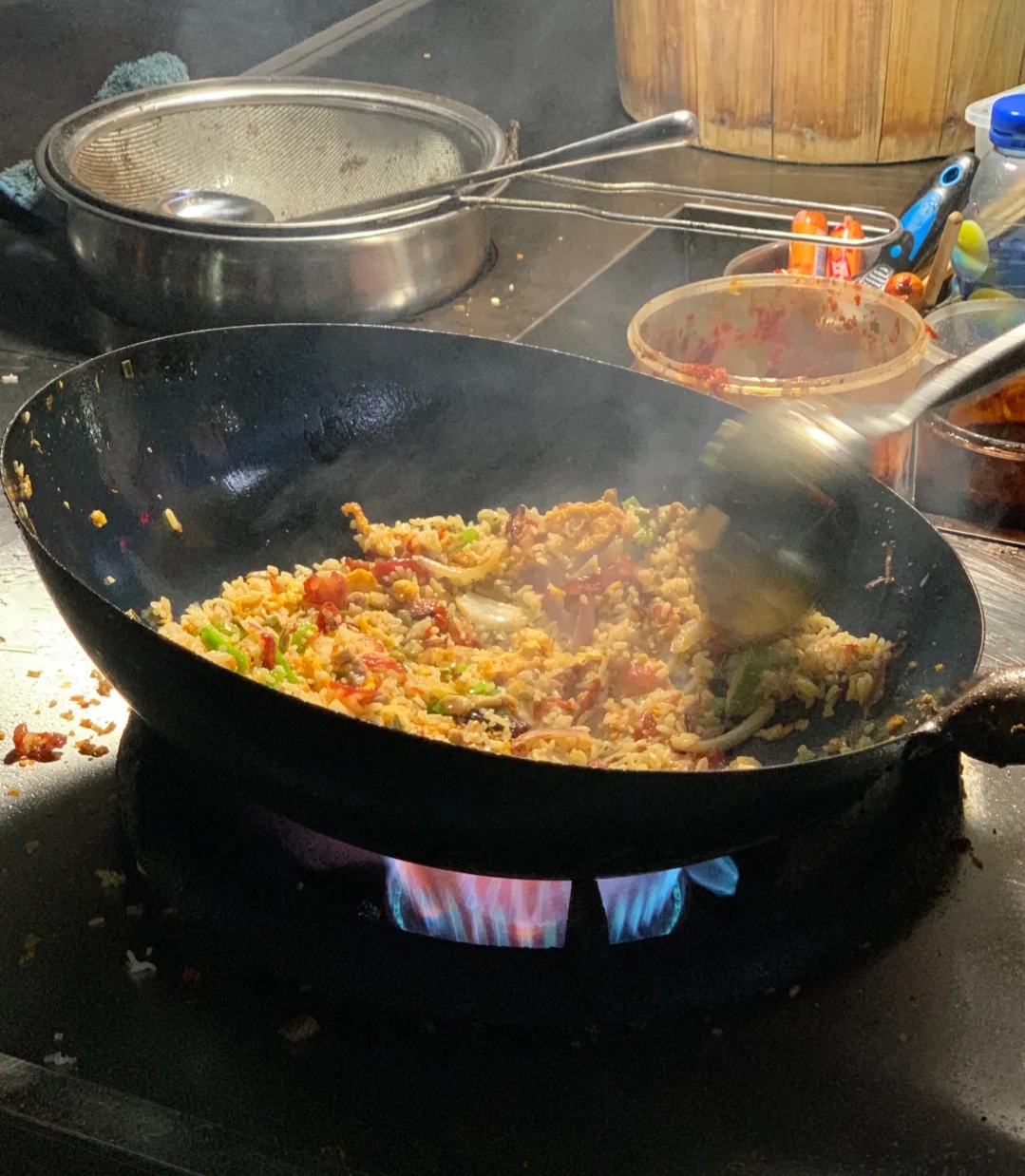 探寻重庆最火爆的地摊炒饭,夜市里的"大牌明星"!