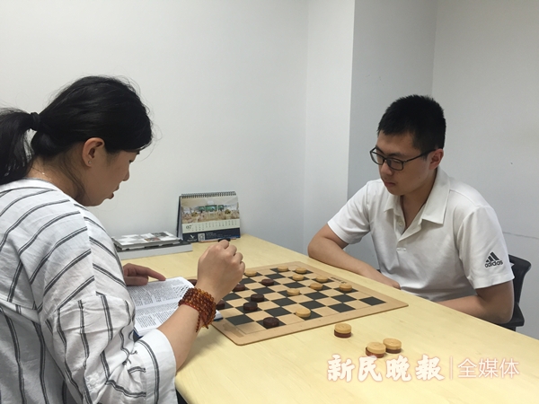 跳棋比赛时间表(夜上海·悦动｜半小时就能学会的国际跳棋，要精通可不容易)