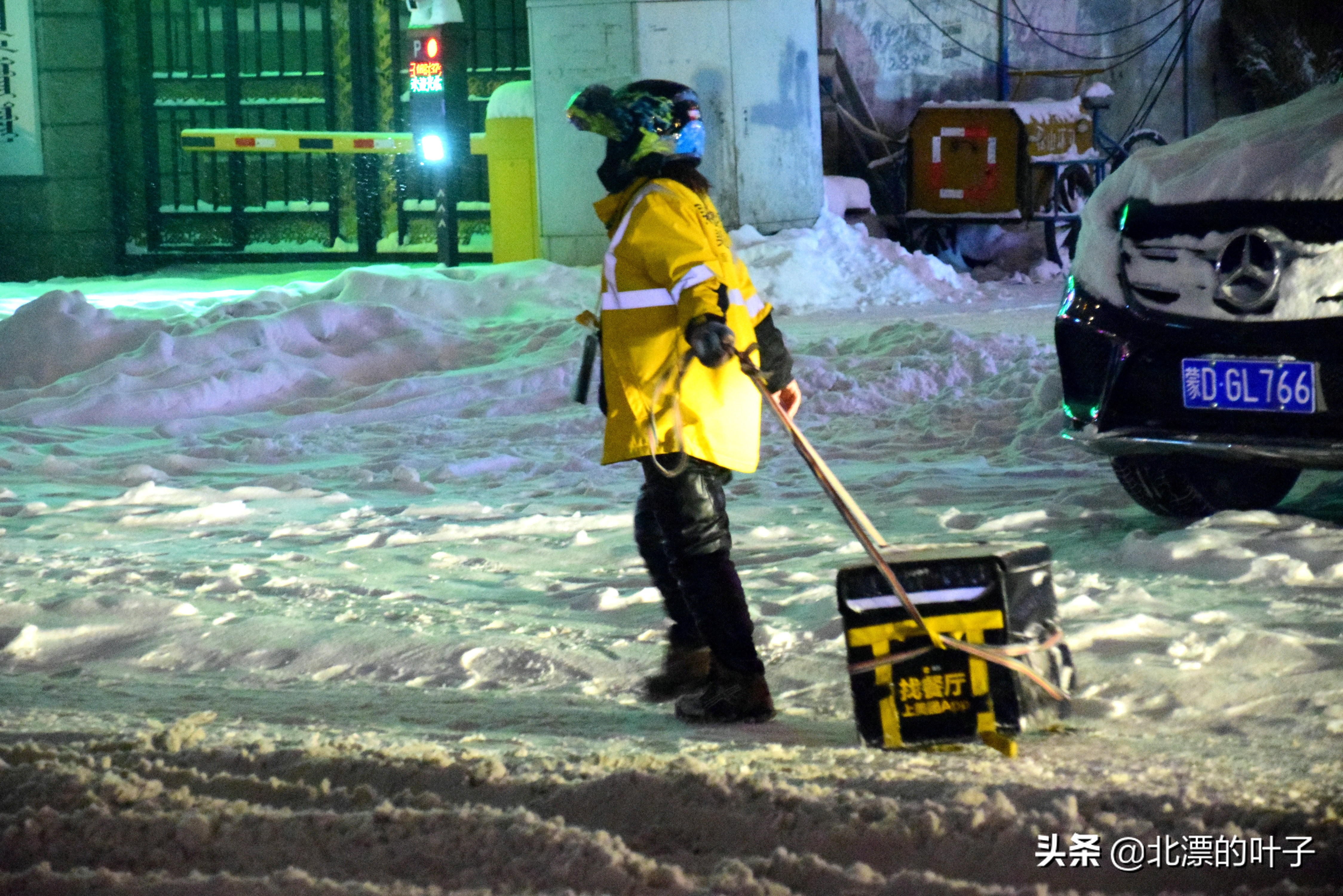 大雪之中，女士拖着箱子去送外卖，箱子坏了，恳请王兴不要扣她钱