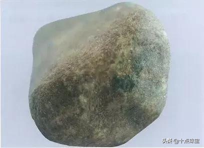 翡翠原石分类及特点(翡翠石，识蟒带绿色，图文详解原石20种蟒的形态特征)