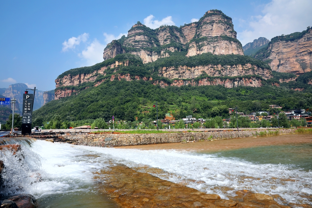 林州太行大峡谷，倒影青山，云雾飞扬，好一幅天然山水画卷