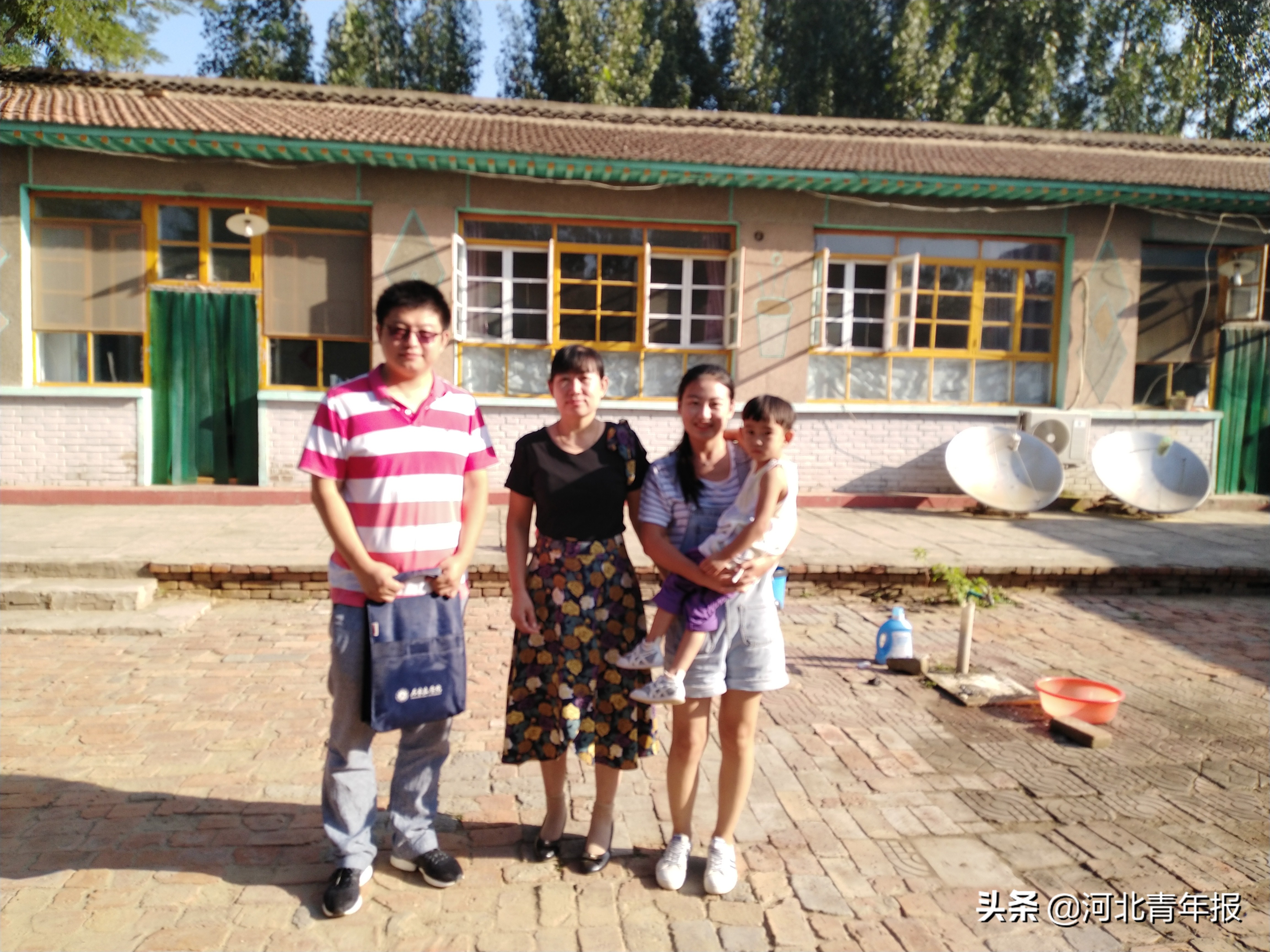 8月25日,王晓勇来到了家住廊坊永清的高婷同学家中王晓勇的这次家访