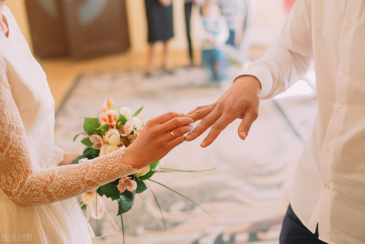 婆婆：成功拆散2个儿子的婚姻后，中秋节被二儿媳妇骂“滚出去”