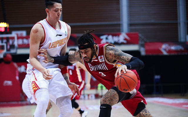 为什么看cba教练骂球员（CBA赛场火爆一幕！主教练不满外援防守追着骂：你TM什么东西）-华海博客