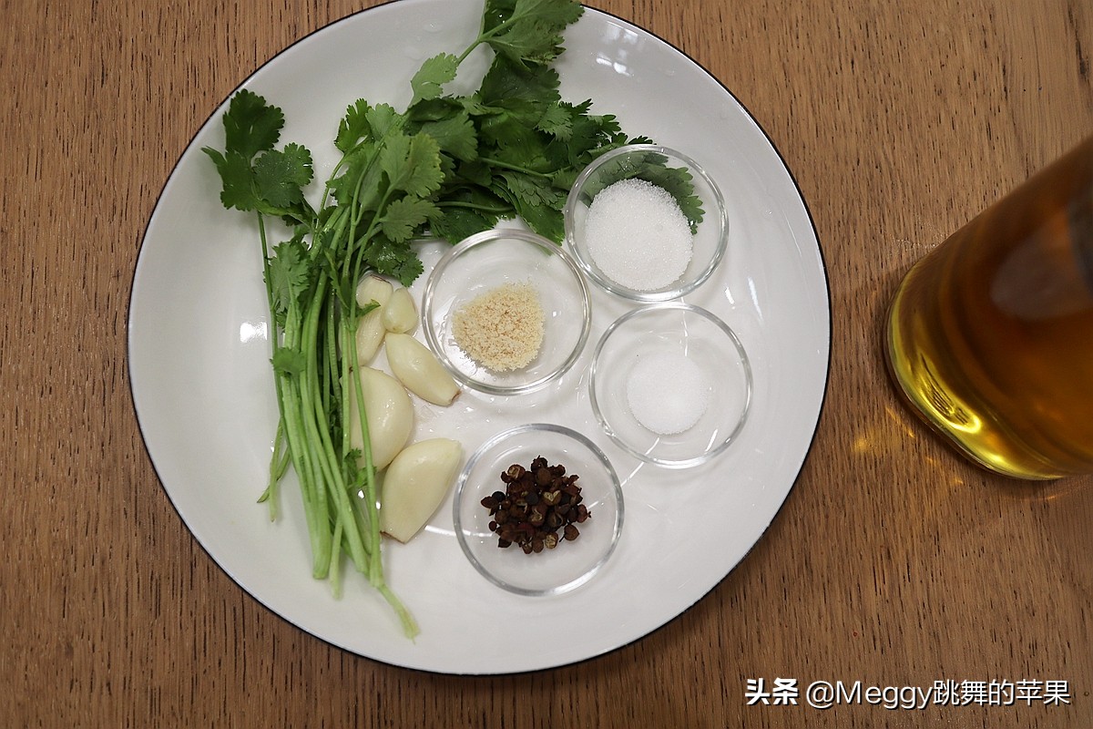 低脂低卡的炝拌莴笋丝，清香脆嫩不上火，简单一拌特开胃