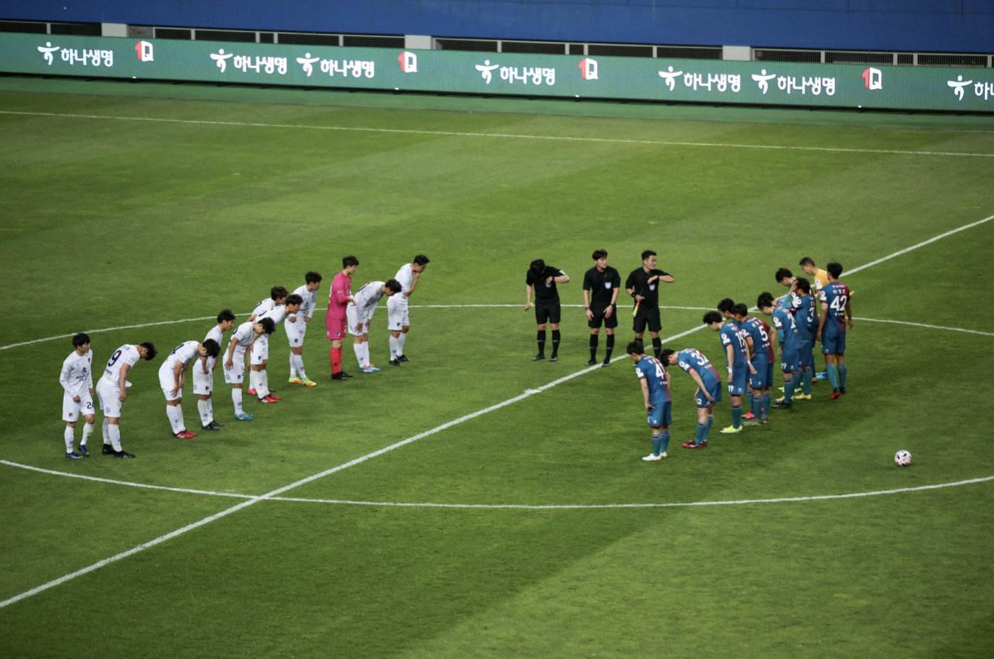 足球替补队员必须从哪里入场(中超空场比赛如何进行?