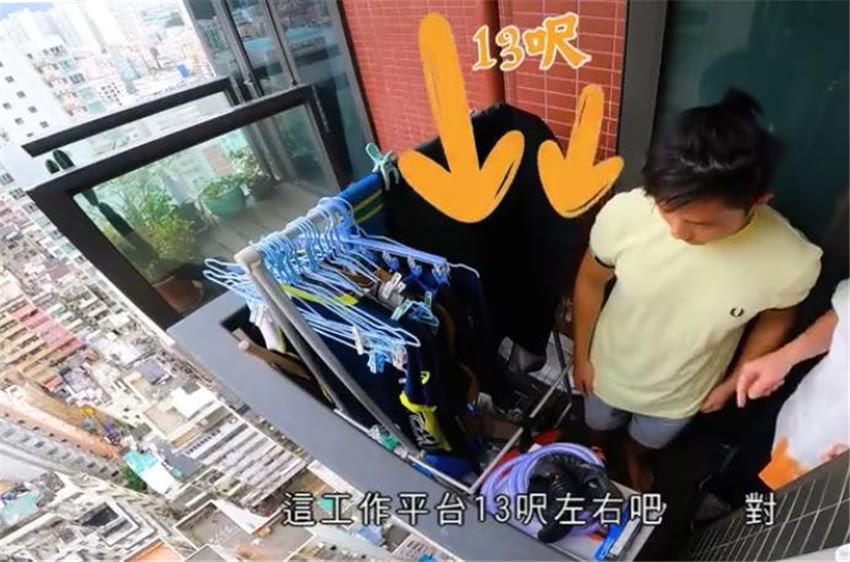 香港年轻人太拼了！蜗居10㎡房，开门上床厕所洗碗，阳台1㎡