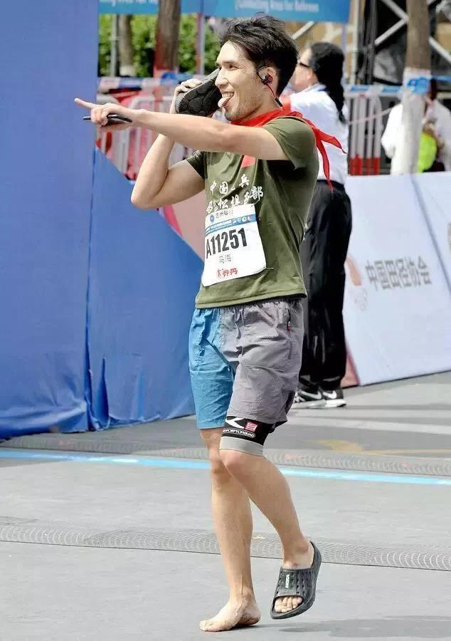 科比落寞失去冠軍視頻（中國拳擊冠軍：科比去世讓我難受得哭了，活著就別留遺憾）