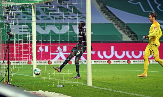 塞尔克面对来球凌空抽射得分（赤裸裸羞辱！德甲前锋空门不射 10秒后...把球踢进）-华海博客