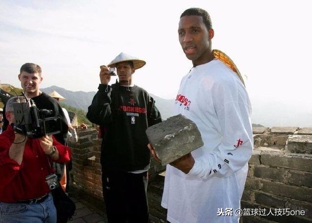 nba哪些球星到过长城(NBA球星登长城照片：邓肯穿足力健老人鞋？麦迪在长城上“搬砖”)