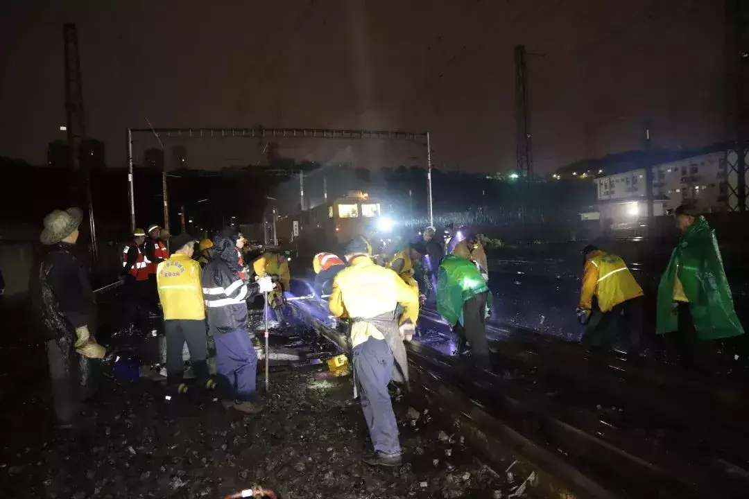 雨夜奋战！渝怀线首场集中修！