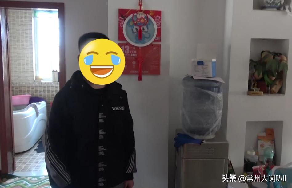 事发常州：一小男孩楼梯扶手旁玩手机，一个大意头被卡了...