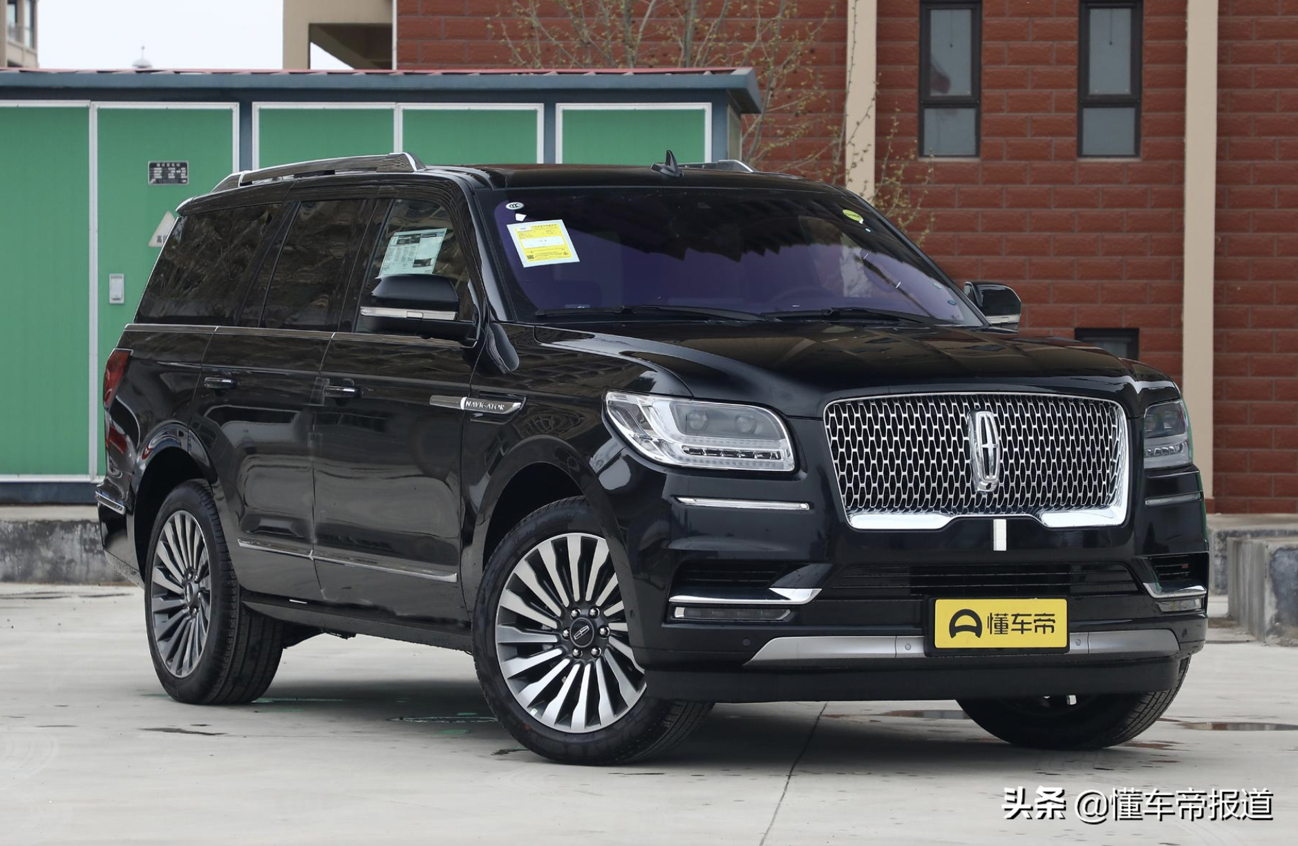 林肯新款领航员预告图发布,配发光车标
