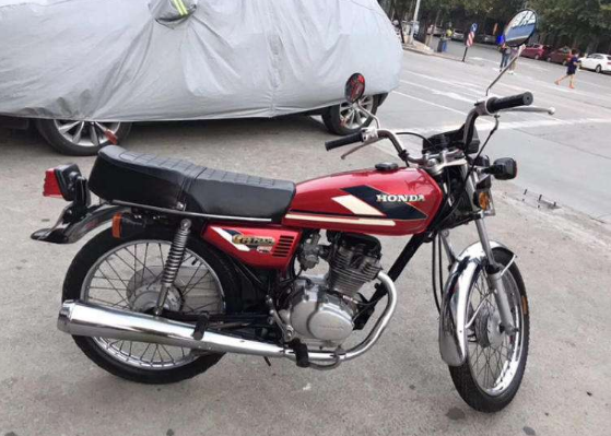 本田CG125跨骑车，外观朴实，实则耐用、省油，不愧经典之名