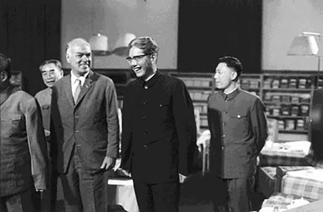 二战结束世界杯回归(1971年，新中国重返联合国，萨利姆跳起了舞，比乔冠华还兴奋)